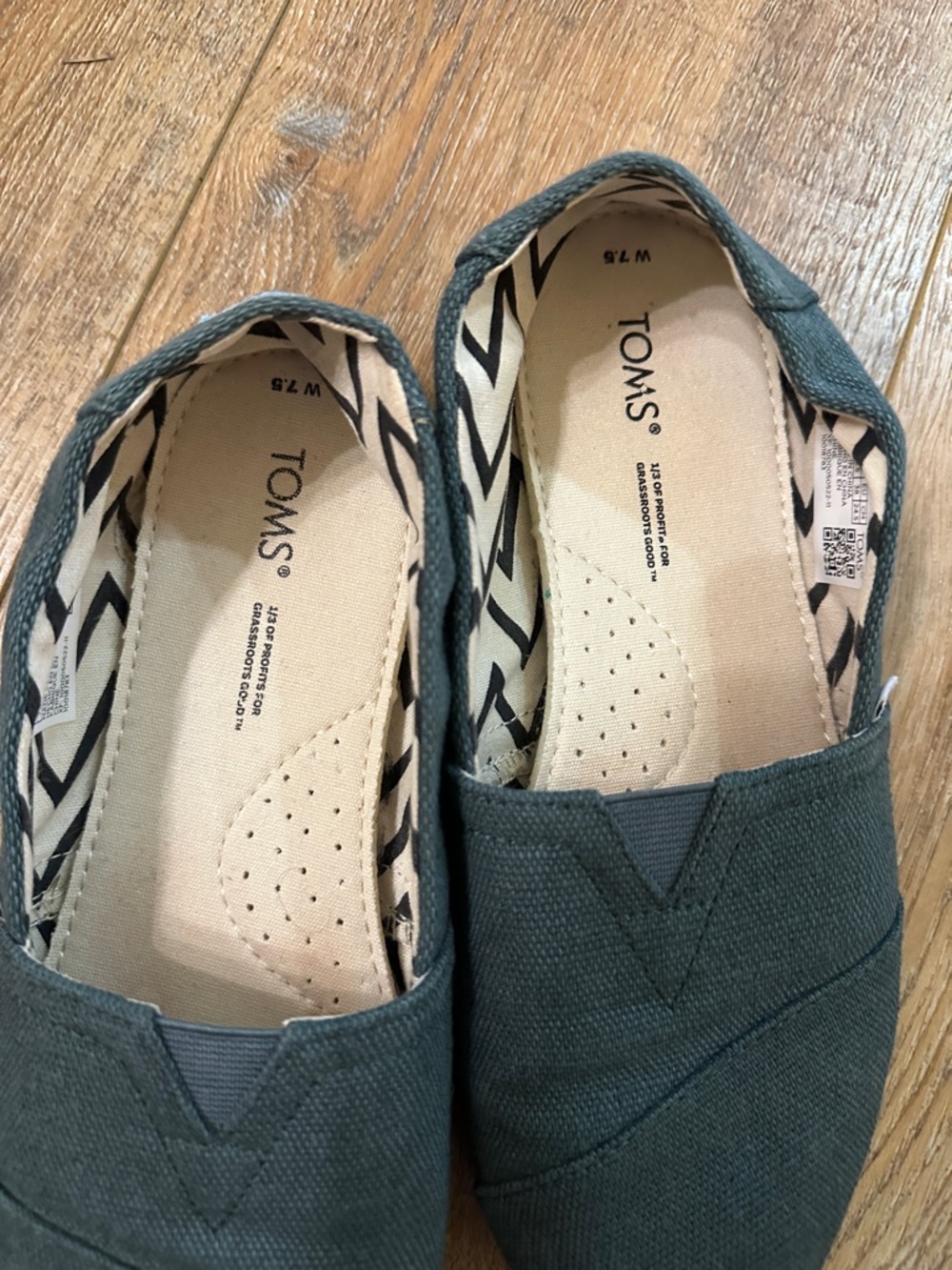 Green Canvas Toms women’s size 7.5 slip on casual shoes - Picture 7 of 8